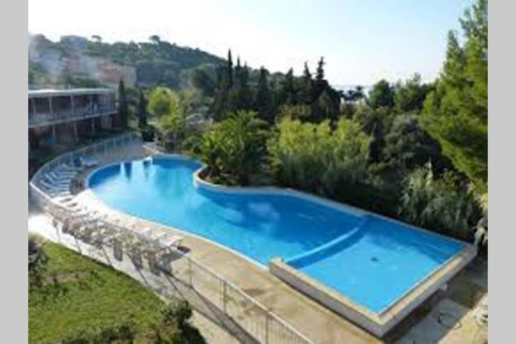 Les terrasses du Liouquet T2, piscine , parking , mer à 150 m La Ciotat Esterno foto